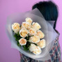 11 кремовых роз